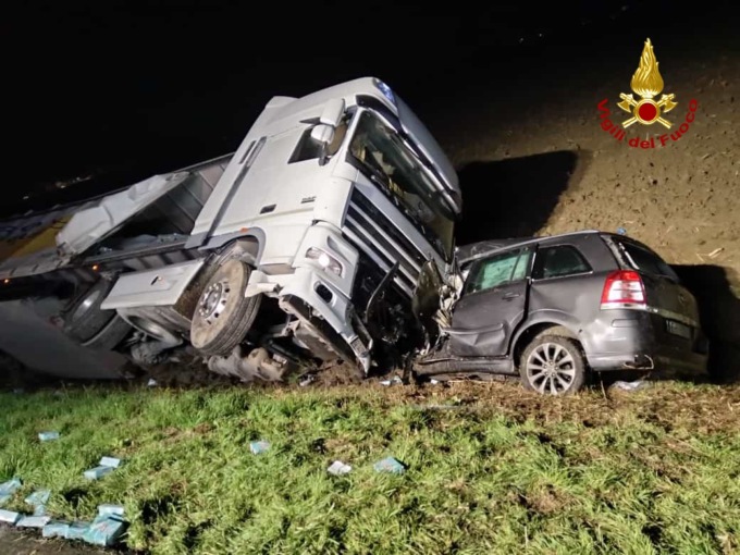Drammatico incidente lungo la Romea: auto ridotte grovigli di lamiere