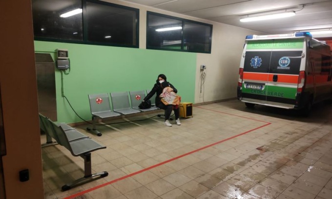 Adria, bambino e mamma aspettano nel garage perché il pronto soccorso è pieno