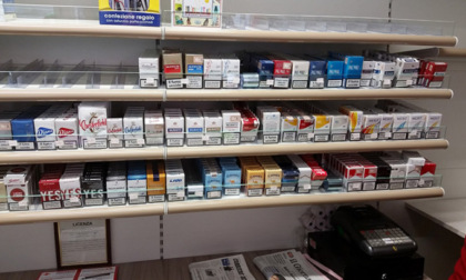 Panico in una tabaccheria: nigeriano clandestino minaccia il titolare dell'esercizio commerciale