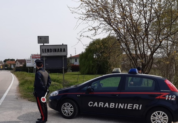Carabinieri eroi salvano un’anziana dal rogo in cucina e poi spengono l’incendio
