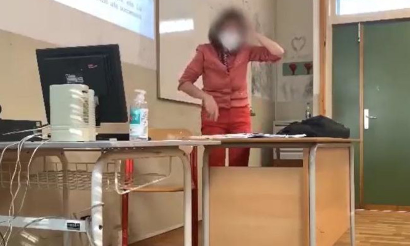 La prof colpita in testa con una pistola ad aria compressa ha denunciato l'intera classe