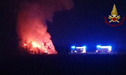 Maxi incendio nel fienile dell'azienda agricola, in fiamme 2500 balle: Vigili del fuoco ancora al lavoro