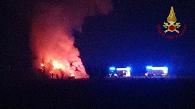 Maxi incendio nel fienile dell’azienda agricola, in fiamme 2500 balle: Vigili del fuoco ancora al lavoro