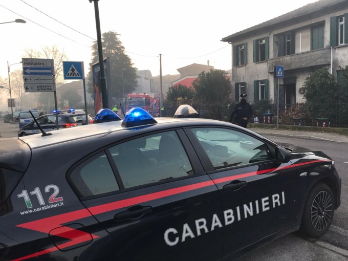 Marito eroe muore per salvare la moglie dall’inferno di fuoco nella loro abitazione