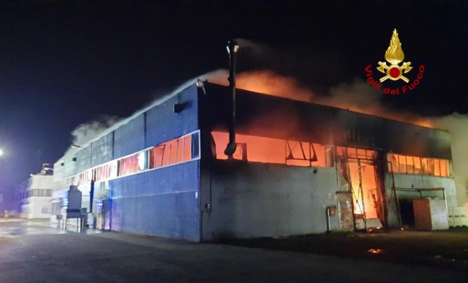 Inferno di fuoco nell’azienda ittica ad Ariano Polesine, video e foto del capannone devastato