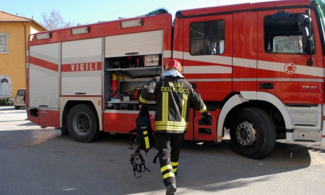 Con il dito incastrato nel guardrail: ragazzino liberato dai Vigili del Fuoco