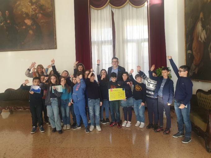 Fiocchi blu in comune a Rovigo contro il bullismo