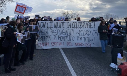 "Basta morti nel Mediterraneo": la protesta ad Adria contro la consegna della motovedetta alla Libia