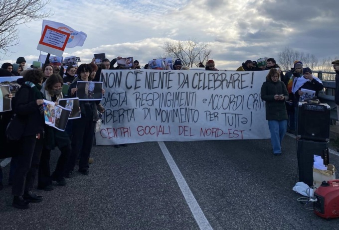 “Basta morti nel Mediterraneo”: la protesta ad Adria contro la consegna della motovedetta alla Libia