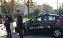 L'alt dei Carabinieri e poi i controlli: dai vestiti spuntano tre cristalli di eroina