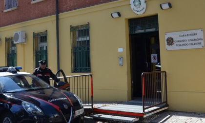 Ubriaco fuori dalla caserma, aggredisce i Carabinieri