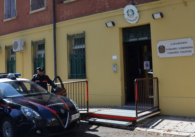 Ubriaco fuori dalla caserma, aggredisce i Carabinieri