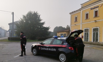 In sella alla bicicletta con un coltello in tasca