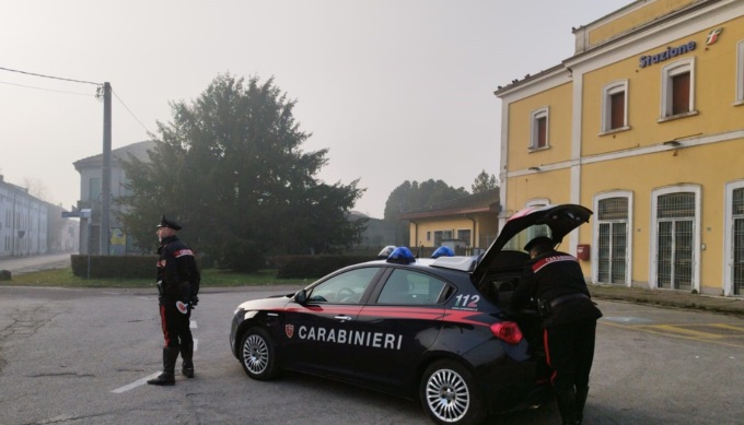 In sella alla bicicletta con un coltello in tasca