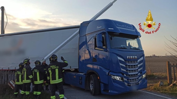 La sbarra del passaggio a livello si abbassa e il tir resta bloccato a un passo dai binari
