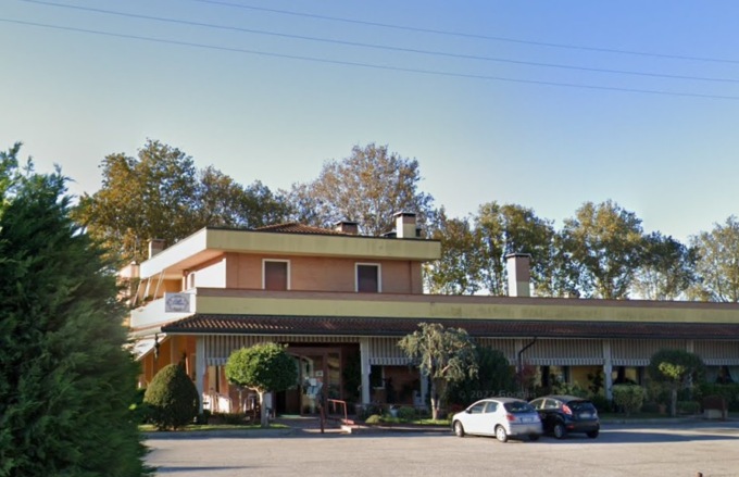Esce dal ristorante e viene travolto da un’auto: camionista investito e ucciso lungo la Statale 16