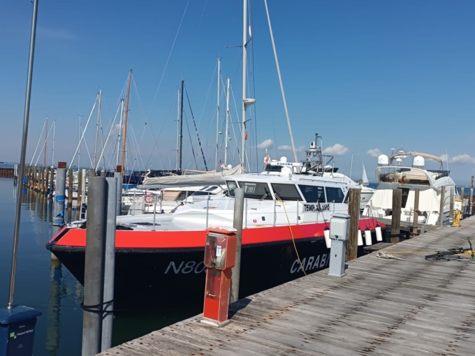 Le vongole “viaggiavano” senza documenti: pescatore costretto a liberare il carico in mare