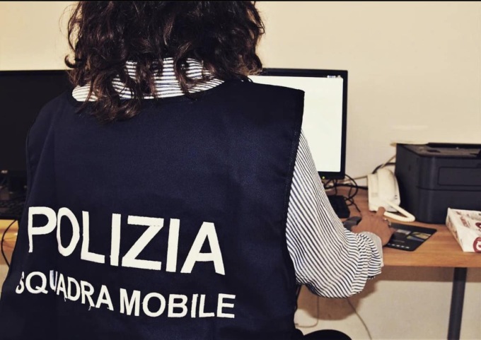 Ruba in profumeria ma la fuga dura poco: giovane ladro inseguito e fermato da un agente fuori servizio