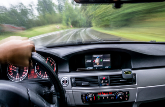 Si mette al volante (con la patente sospesa) dopo aver assunto un mix di cocaina e metadone