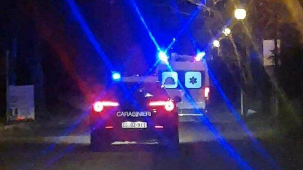 Perde il controllo dell’auto e centra un’auto in sosta