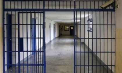 Caos nel carcere di Rovigo: detenuto aggredisce tre agenti