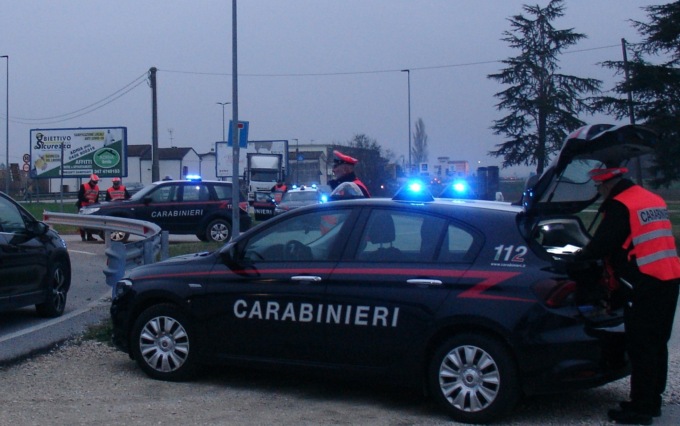 Marocchino forza il posto di blocco: inseguimento da film tra Loreo e Rosolina