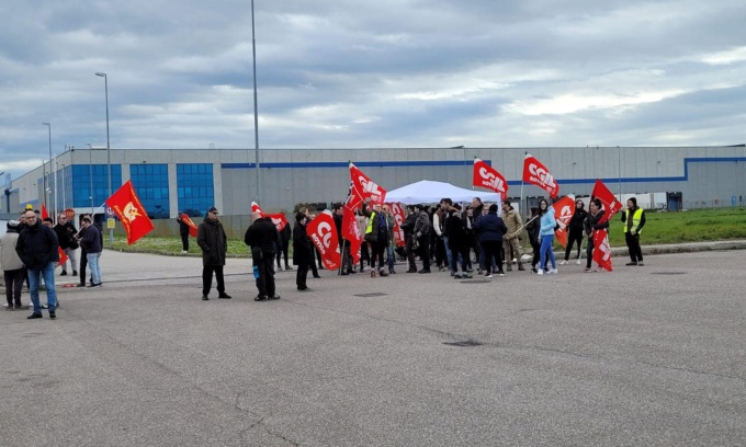 I lavoratori della Geodis in presidio anche a Pasquetta: domani il secondo incontro con la Regione