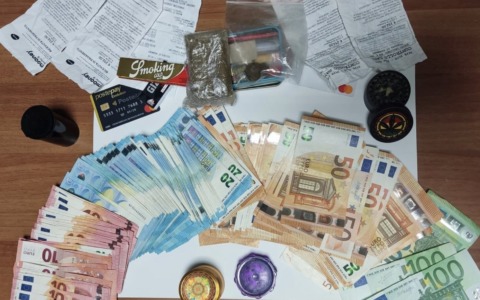 “Documenti, prego” ma lo straniero si ribella e aggredisce gli agenti