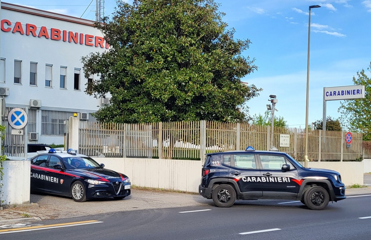 “Alt, patente e libretto”: ma i due si innervosiscono e dall’auto spunta un chilo di cocaina