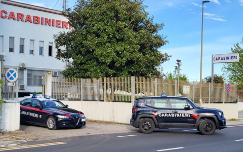 “Alt, patente e libretto”: ma i due si innervosiscono e dall’auto spunta un chilo di cocaina