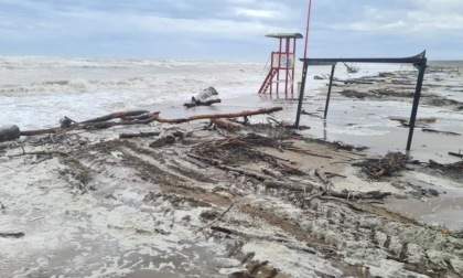 Violenta mareggiata devasta le spiagge di Rosolina: Zaia firma il decreto di stato di emergenza