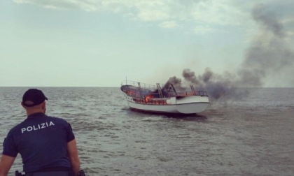 Yacht in fiamme al largo di Porto Tolle: due cittadini del ferrarese salvati dalla Polizia
