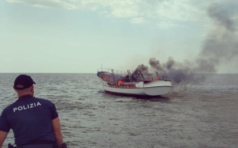 Yacht in fiamme al largo di Porto Tolle: due cittadini del ferrarese salvati dalla Polizia