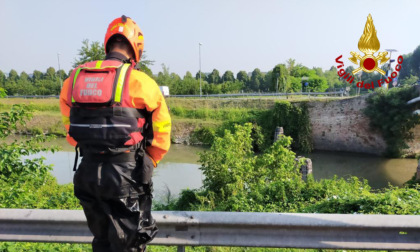 Auto abbandonata in mezzo alla strada: si cerca un 34enne di Este nelle acque dell'Adige