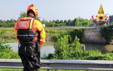 Auto abbandonata in mezzo alla strada: si cerca un 34enne di Este nelle acque dell’Adige