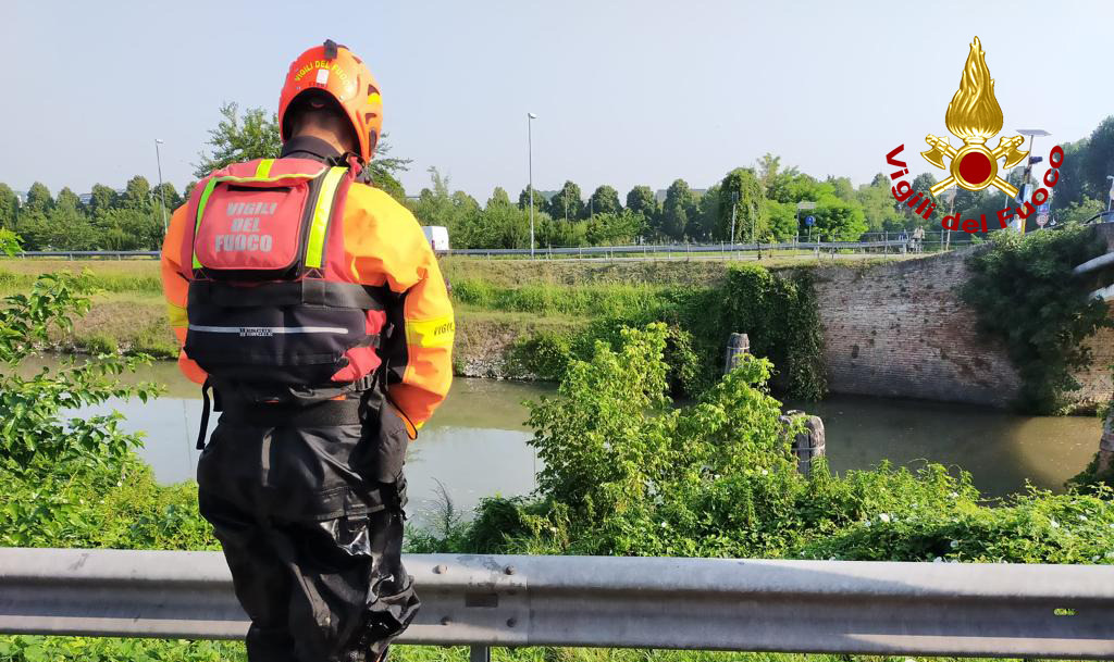 Auto abbandonata in mezzo alla strada: si cerca un 34enne di Este nelle acque dell’Adige