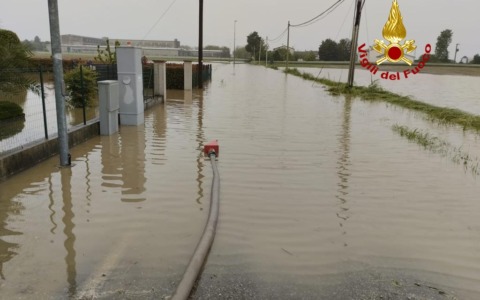 Il maltempo si abbatte sul Polesine e i campi diventano come fiumi: una famiglia resta intrappolata in casa
