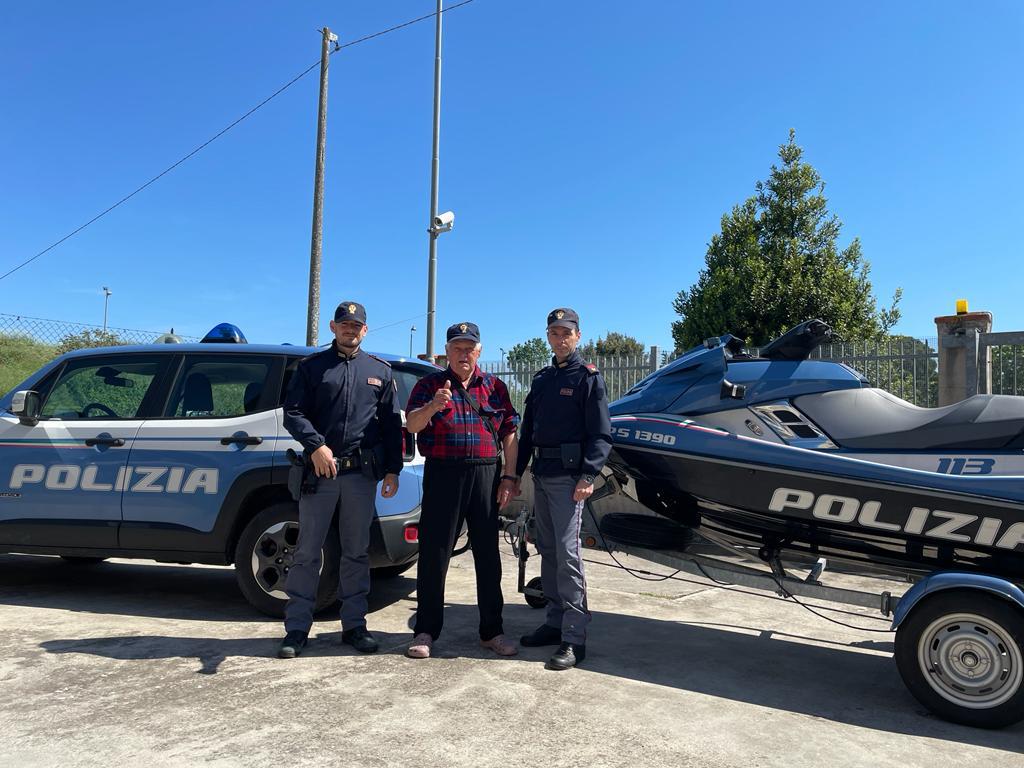 La gita in barca si trasforma in un incubo: il motore è in avaria, il natante fuori controllo