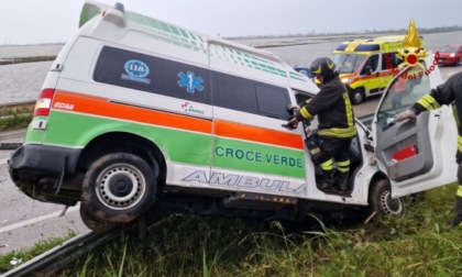 L'ambulanza della Croce verde di Adria centrata in pieno da un'auto