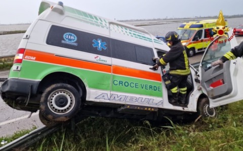 L’ambulanza della Croce verde di Adria centrata in pieno da un’auto