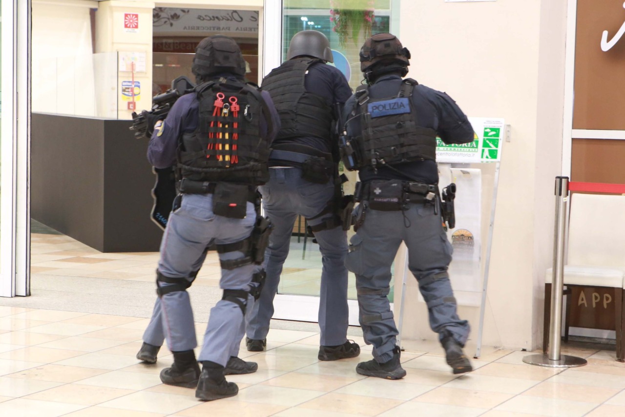 Irruzione di terroristi al Centro commerciale, squadre speciali in azione: ma era solo un’esercitazione