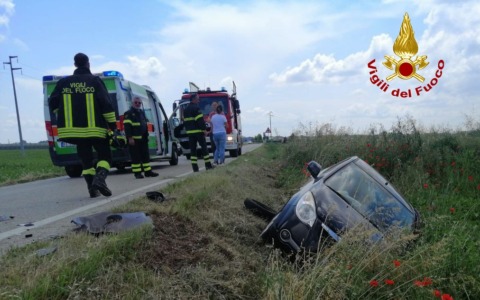 Scontro frontale tra due auto: cinque persone coinvolte, tre feriti