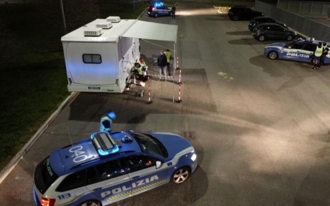 Droga e alcol alla guida: non si ferma al posto di blocco e fugge a gran velocità