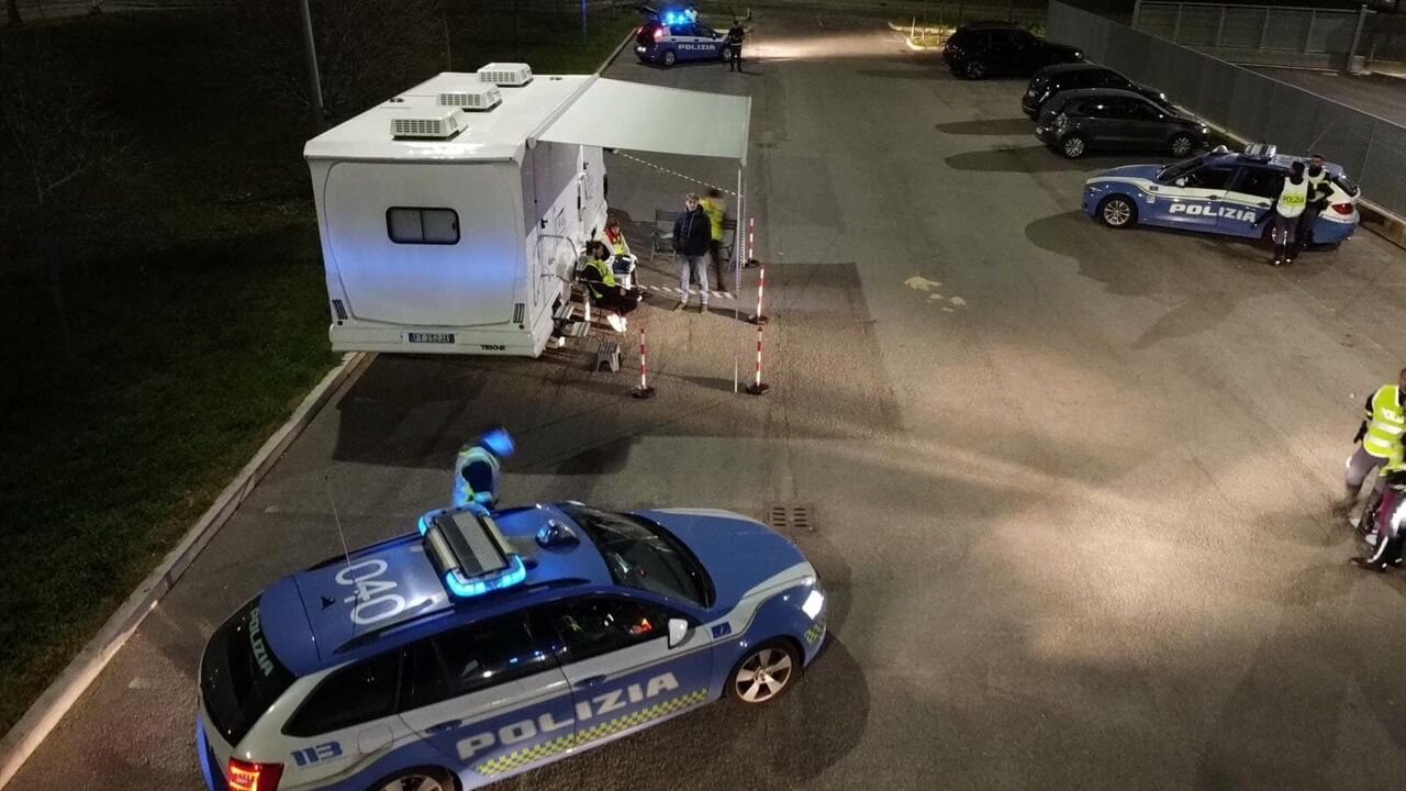 Droga e alcol alla guida: non si ferma al posto di blocco e fugge a gran velocità