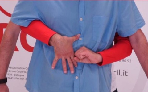Rischia di soffocare con un boccone di cibo: bimbo salva il nonno grazie alla manovra di Heimlich