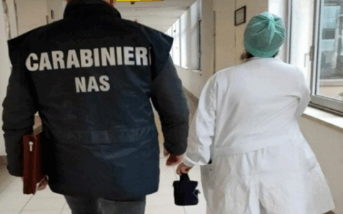 Si fingeva medico e firmava false prescrizioni per farmaci ad azione stupefacente