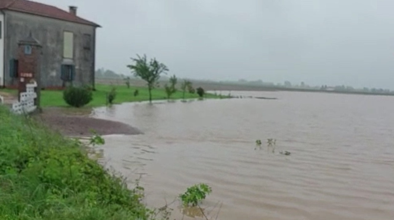 Maltempo tra Padova e Rovigo: le incredibili immagini dell’allagamento a Giacciano con Barucchella