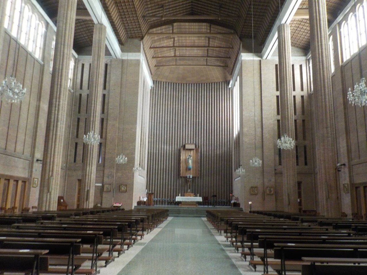 Tenta di rubare le offerte in chiesa ma si fa beccare: per scappare picchia il sagrestano