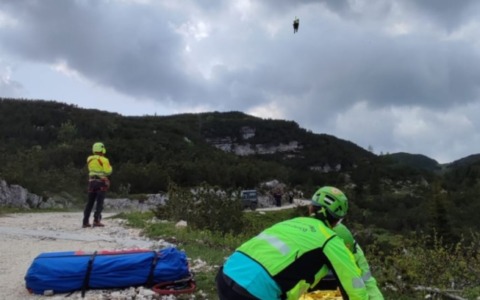 Cade con la moto da enduro e rimane schiacciato sotto il mezzo: 56enne di Rovigo ferito ad Enego