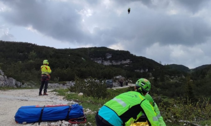 Cade con la moto da enduro e rimane schiacciato sotto il mezzo: 56enne di Rovigo ferito ad Enego